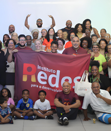 imagem de varias pessoas reunidas com a bandeira do instituto de redes